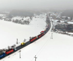 Koszmarny wypadek pod Warszawą. Senior w Seicento wjechał pod ciężarówkę, nie żyje