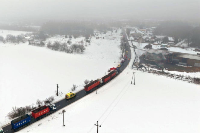 Koszmarny wypadek pod Warszawą. Senior w Seicento wjechał pod ciężarówkę, nie żyje
