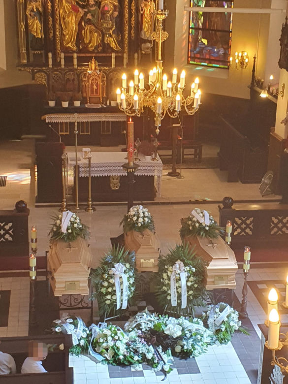 Rodzina zginęła wracając z wakacji. Rozdzierający serce pogrzeb Esterki, Artura i Łucji