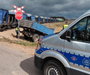 Pociąg staranował ciągnik rolniczy. Wypadek na niestrzeżonym przejeździe kolejowym