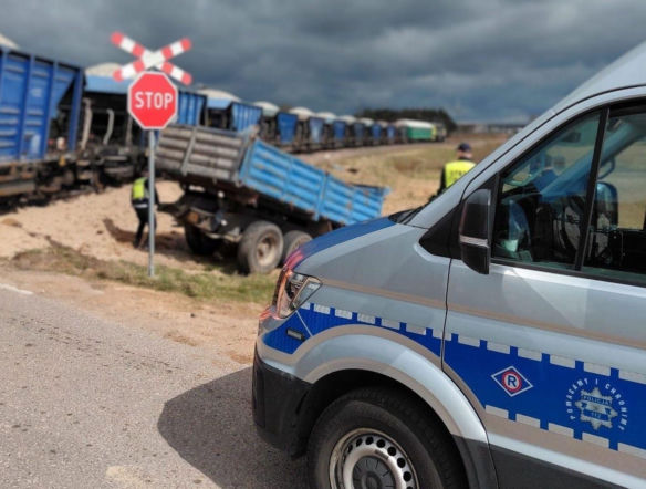 Pociąg staranował ciągnik rolniczy. Wypadek na niestrzeżonym przejeździe kolejowym