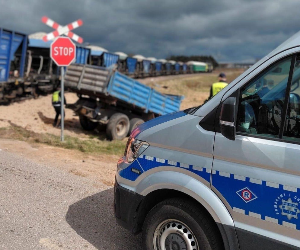 Pociąg towarowy zmiótł traktor z przejazdu. Wypadek na przejeździe kolejowym