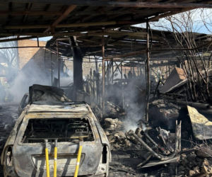 Potężny pożar pod Jaworem. Auta płonęły, dwie osoby ranne 