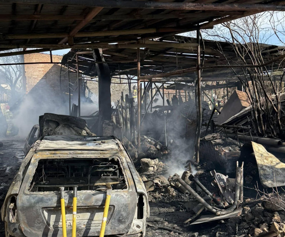 Potężny pożar pod Jaworem. Auta płonęły, dwie osoby ranne 