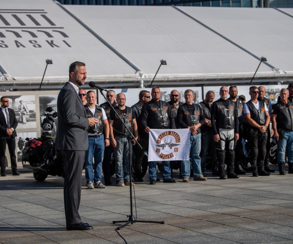 Minister Władysław Kosiniak-Kamysz przemawia do motocyklistów z klubu Smoking Barrels. O rajdzie przeczytasz na SE Portal Obronny.