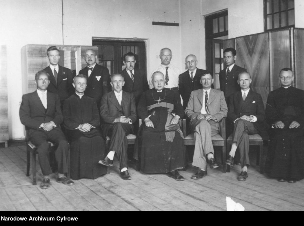 Biskup piński Kazimierz Bukraba w otoczeniu nauczycieli i zaproszonych gości, Hajnówka, 1937 r.