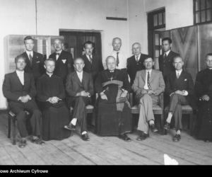 Biskup piński Kazimierz Bukraba w otoczeniu nauczycieli i zaproszonych gości, Hajnówka, 1937 r.