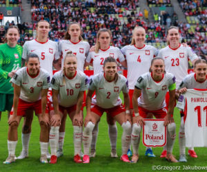 Marta Nawrocka pojawiła się na trybunach! Zachwyciła strojem w kolorze maliny