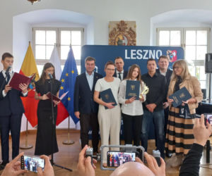Dwadzieścioro młodych zdolnych. W Lesznie wręczono Laury Oświaty