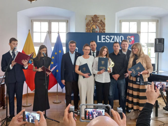 Dwadzieścioro młodych zdolnych. W Lesznie wręczono Laury Oświaty