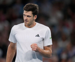 Awans po dreszczowcu. Hubert Hurkacz w drugiej rundzie Australian Open 