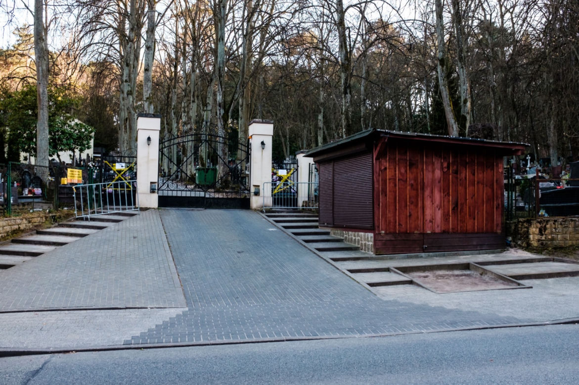 Koronawirus w Trójmieście. Cmentarz w Sopocie zamknięty z powodu zarazy