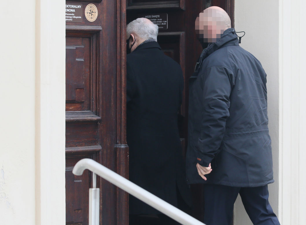 Jarosław Kaczyński jak co niedziela pojechał na mszę do kościoła św. Benona