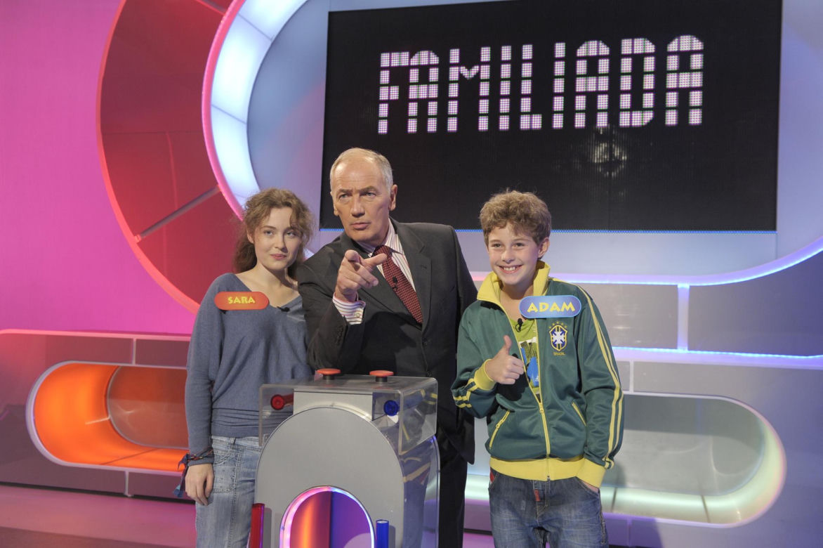 Karol Strasburger - córeczka przytula telewizor z "Familiadą"