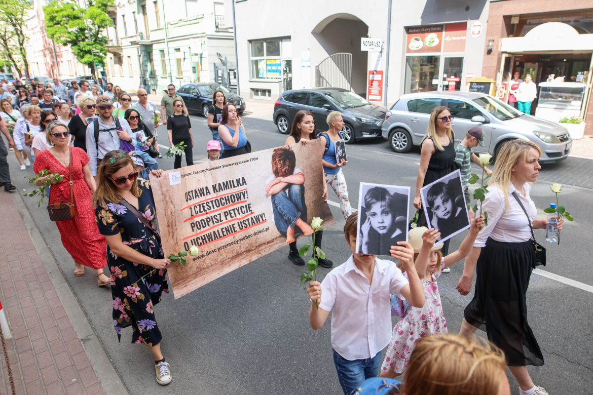 Biały Marsz dla Kamilka. Mieszkańcy Częstochowy przynieśli białe róże
