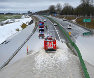 Droga S6 pod wodą. Utrudnienia jeszcze potrwają! Kiedy odblokują trasę Karwice - Sławno Zachód?