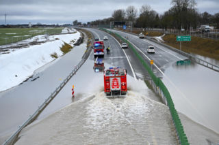 Droga S6 pod wodą. Utrudnienia jeszcze potrwają! Kiedy odblokują trasę Karwice - Sławno Zachód?
