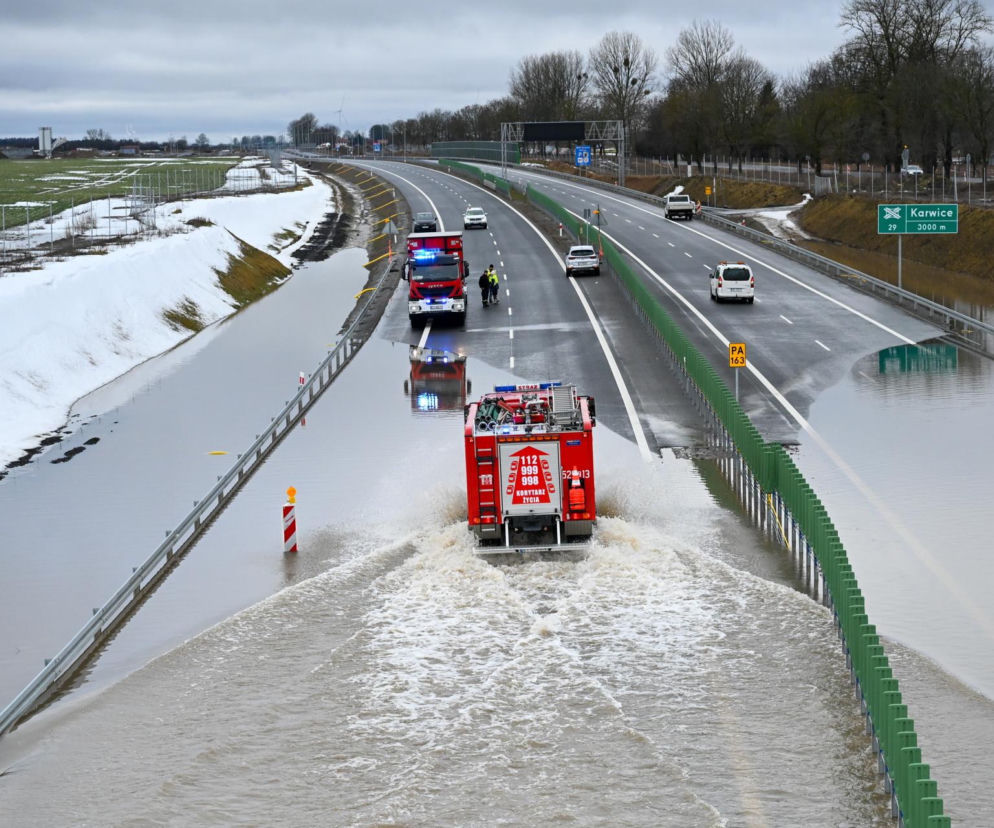 Trasa S6 wciąż zablokowana przez wodę. Jak długo potrwają utrudnienia?