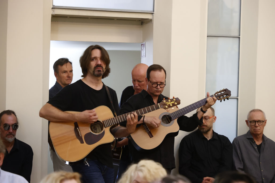 Jacek Bończyk i Paweł Stankiewicz pożegnali zmarłego gitarowym duetem. Na drugim planie również aktorzy Aleksander Trąbczyński i Piotr Bukartykk