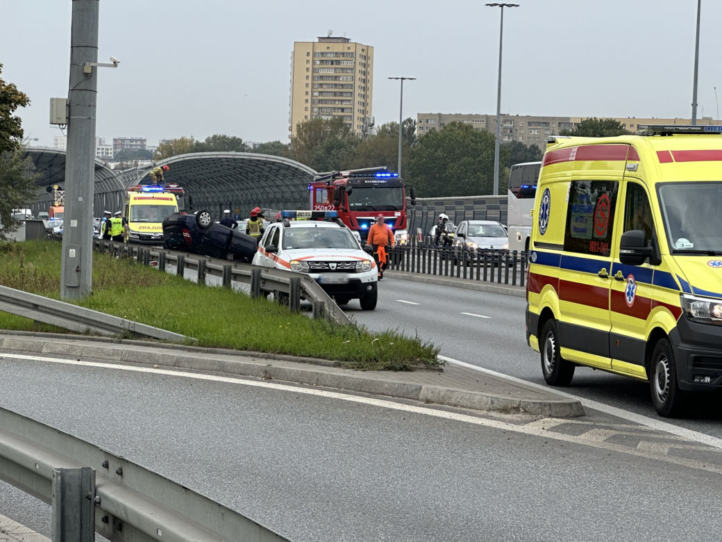 Wypadek na S8 w Warszawie, są ranni. Samochód dachował