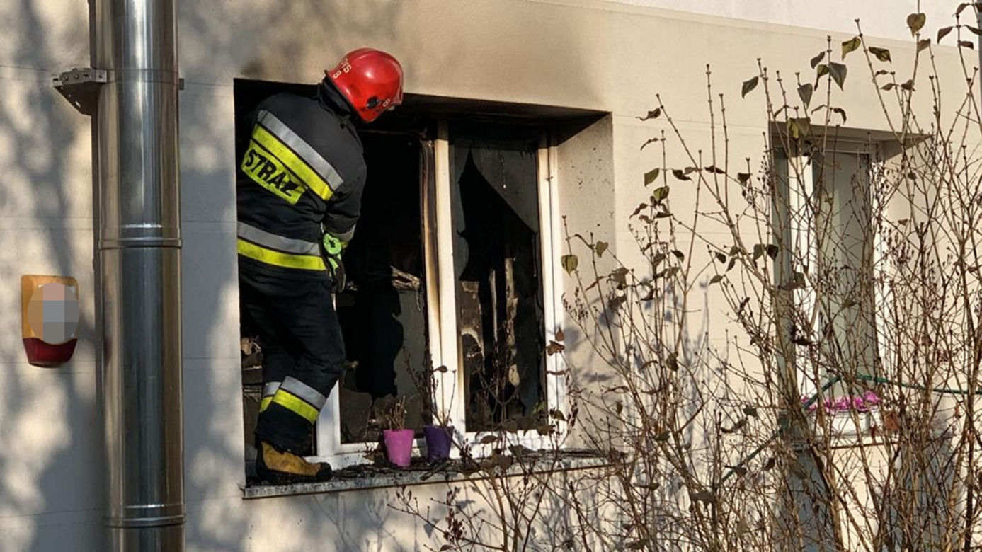 Wielki ogień w bloku na Kobielskiej na Pradze