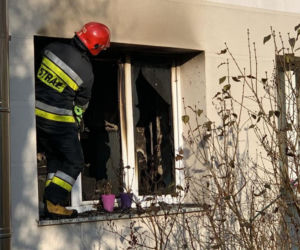 Wielki ogień w bloku na Kobielskiej na Pradze