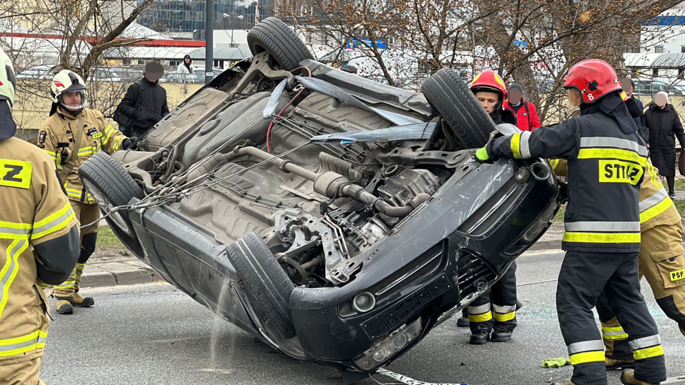 Potworne zderzenie na warszawskiej Pradze. Auto uderzyło w latarnię i sunęło po jezdni na dachu