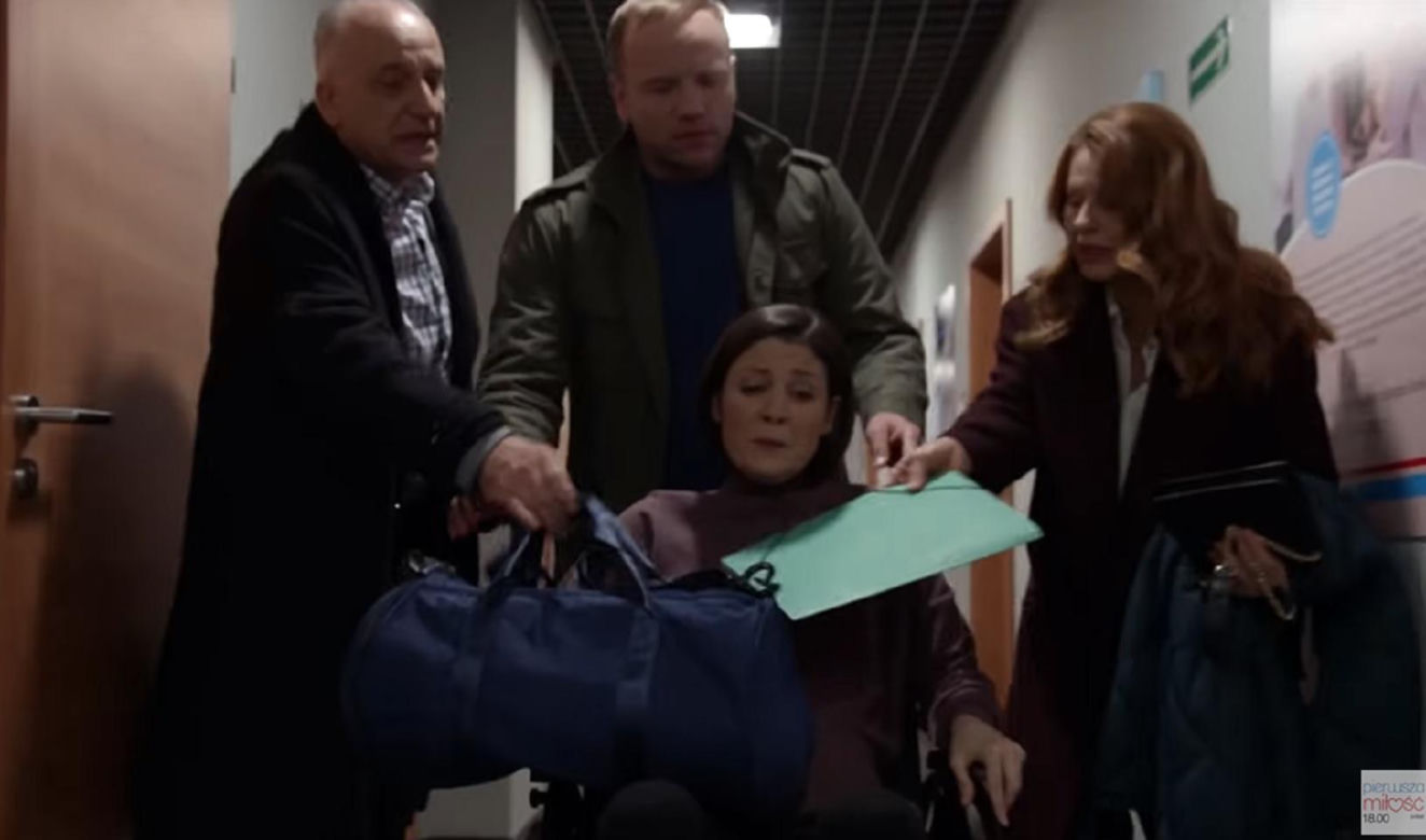 Pierwsza miłość odc. 4019. Kinga (Aleksandra Zienkiewicz), Janek (Maciej Mikołajczyk), Teresa Żukowska (Ewa Skibińska), Marek Żukowski (Maciej Tomaszewski)