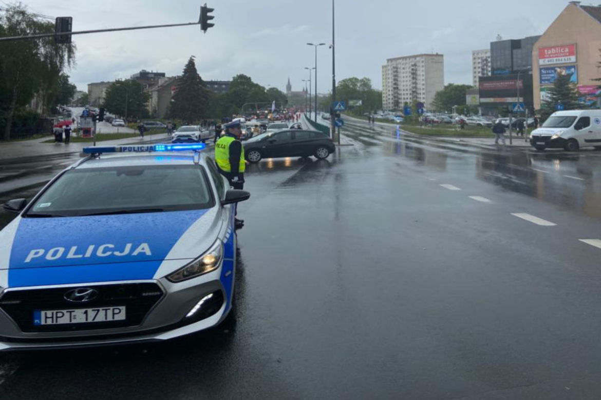 Kortowiada 2022. Parada studentów w strugach deszczu