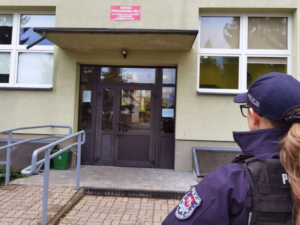 Radiowozy przed szkołami w Podlaskiem. Policja uspokaja rodziców i uczniów