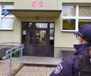 Radiowozy przed szkołami w Podlaskiem. Policja uspokaja rodziców i uczniów