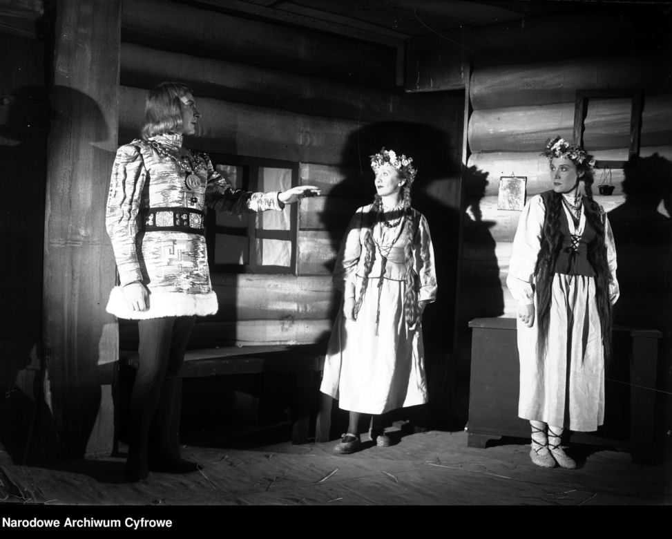Fragment przedstawienia Balladyna. Od lewej Stefan Czajkowski (Kirkor), Roma Pawłowska (Alina), Zofia Jaroszewska (Balladyna)