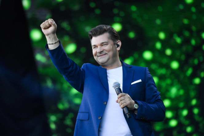Tak Zenon Martyniuk zmieniał się przez lata. Na początku kariery nosił zupełnie inną fryzurę