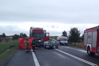 HORROR w Łódzkiem. 19-latka WJECHAŁA NA CZOŁÓWKĘ z TIR-em. Zginęli MŁODZI LUDZIE! Po 10-latka przyleciał śmigłowiec LPR