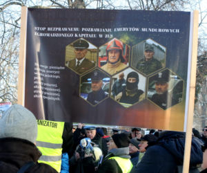 Protest mundurowych emerytów pod kancelarią premiera