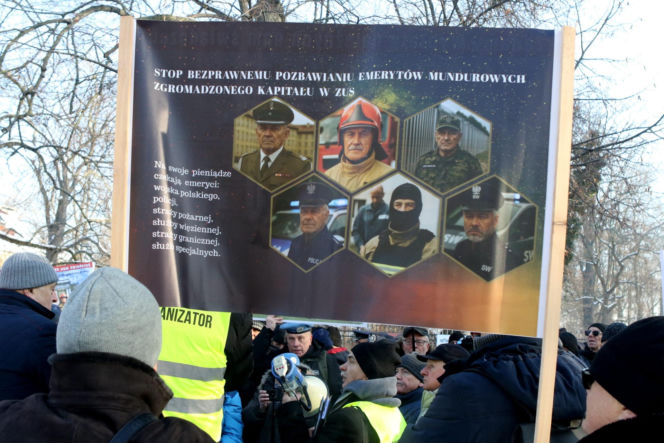 Protest mundurowych emerytów pod kancelarią premiera