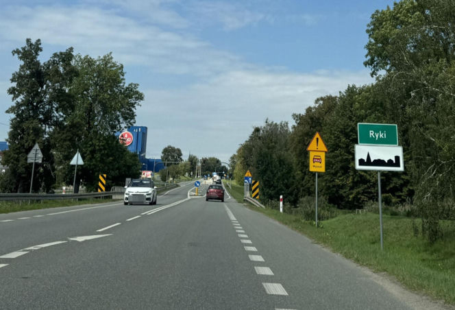 Horror na stacji paliw w Rykach. Pijany 22-latek potrącił młodego mężczyznę