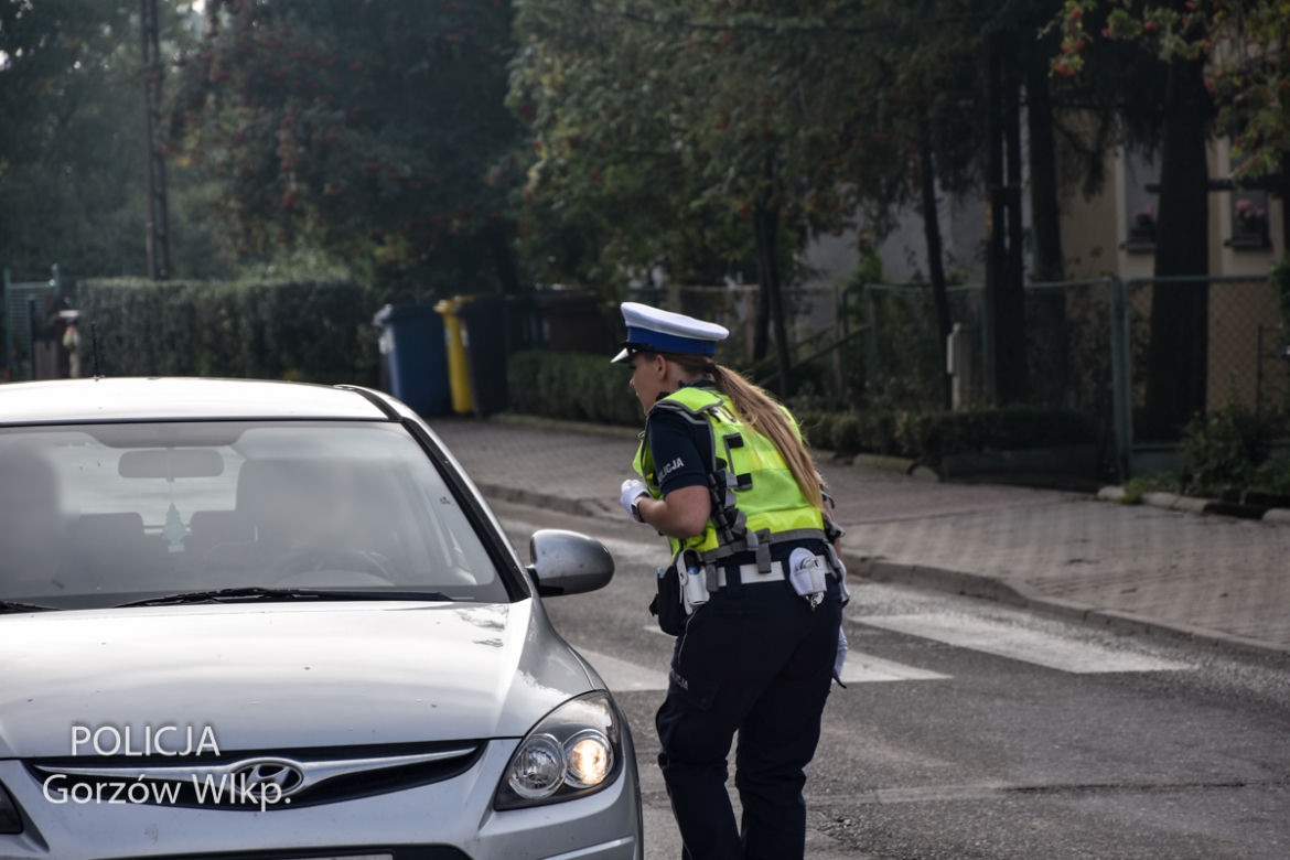 Policjanci pomagają kierowcom po nawałnicy, która przeszła przez Gorzów