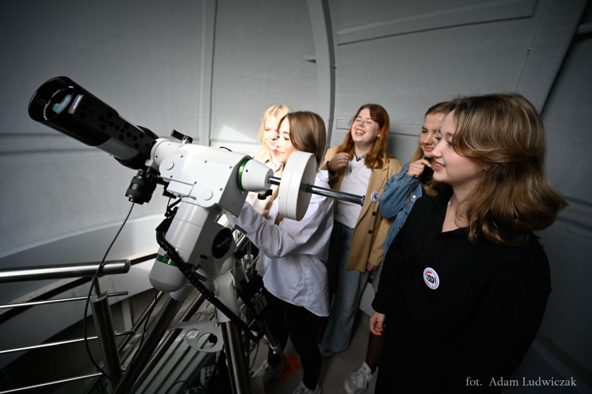 Pierwsze przyszkolne obserwatorium astronomiczne już działa! Otwarto je przy VII LO [ZDJĘCIA]