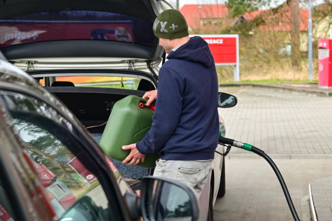 Kolejki niemieckich aut na przygranicznych stacjach paliw