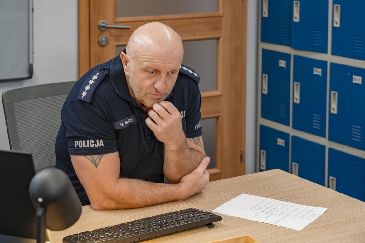 "Policjantki i Policjanci", odcinek 1386: Mikołaj Białach martwi się o stan zdrowia Oli, która ponownie trafiła do szpitala