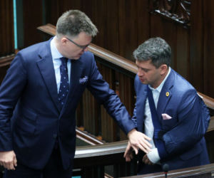 Poseł Paweł Śliz miał wypadek! Z ręką na temblaku pojawił się w Sejmie