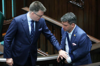 Poseł Paweł Śliz miał wypadek! Z ręką na temblaku pojawił się w Sejmie