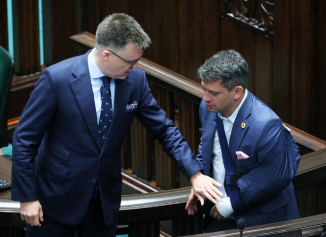 Poseł Paweł Śliz miał wypadek! Z ręką na temblaku pojawił się w Sejmie
