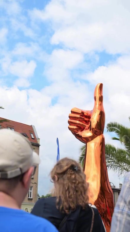 Gigantyczny złoty "lajk" stanął w centrum Gliwic. Zainaugurowano festiwal Biennale Gliwice