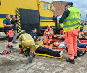 Drezyna uderzyła w samochód. Wielka akcja służb na przejeździe w Ostrowie [ZDJĘCIA]