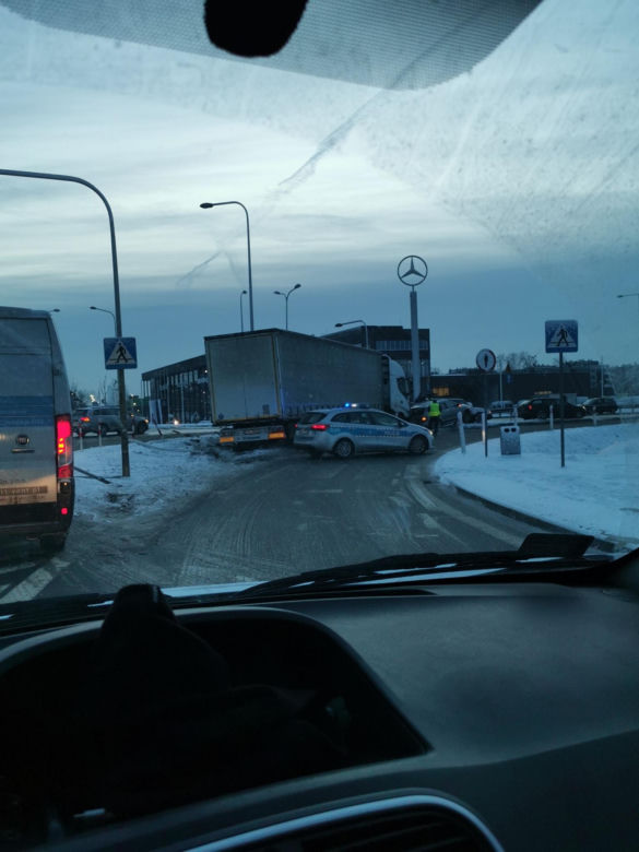 Lód na chodnikach i ulicach we Wrocławiu. Tak ślisko, że można połamać nogi!