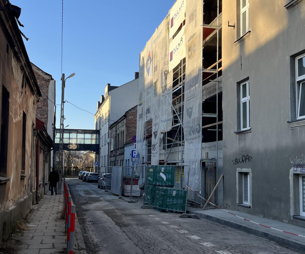 Zniszczone kamienice i budowa na wąskiej ulicy. O problemie pustostanów w Krakowie przeczytasz w serwisie Architektura.