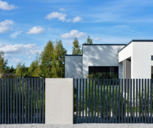 Oto modne ogrodzenia domów. Zobacz 20 przykładów aktualnych trendów