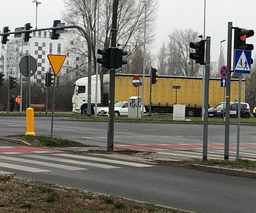 Wypadek w Toruniu. Tir zahaczył o pojazd szkoły jazdy